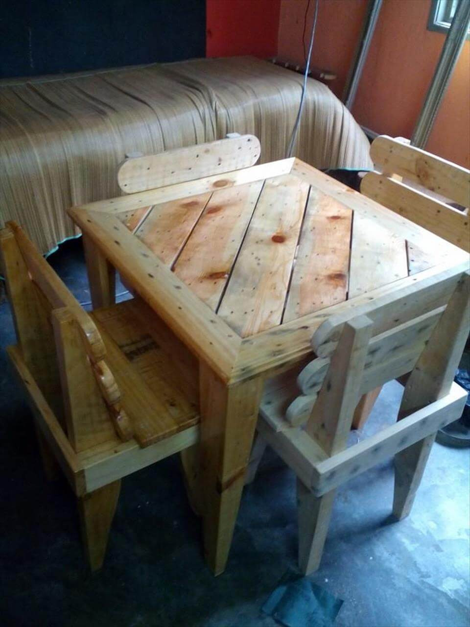 DIY Toddler Table And Chairs
 DIY Pallet Dining Table and Chairs For Kids