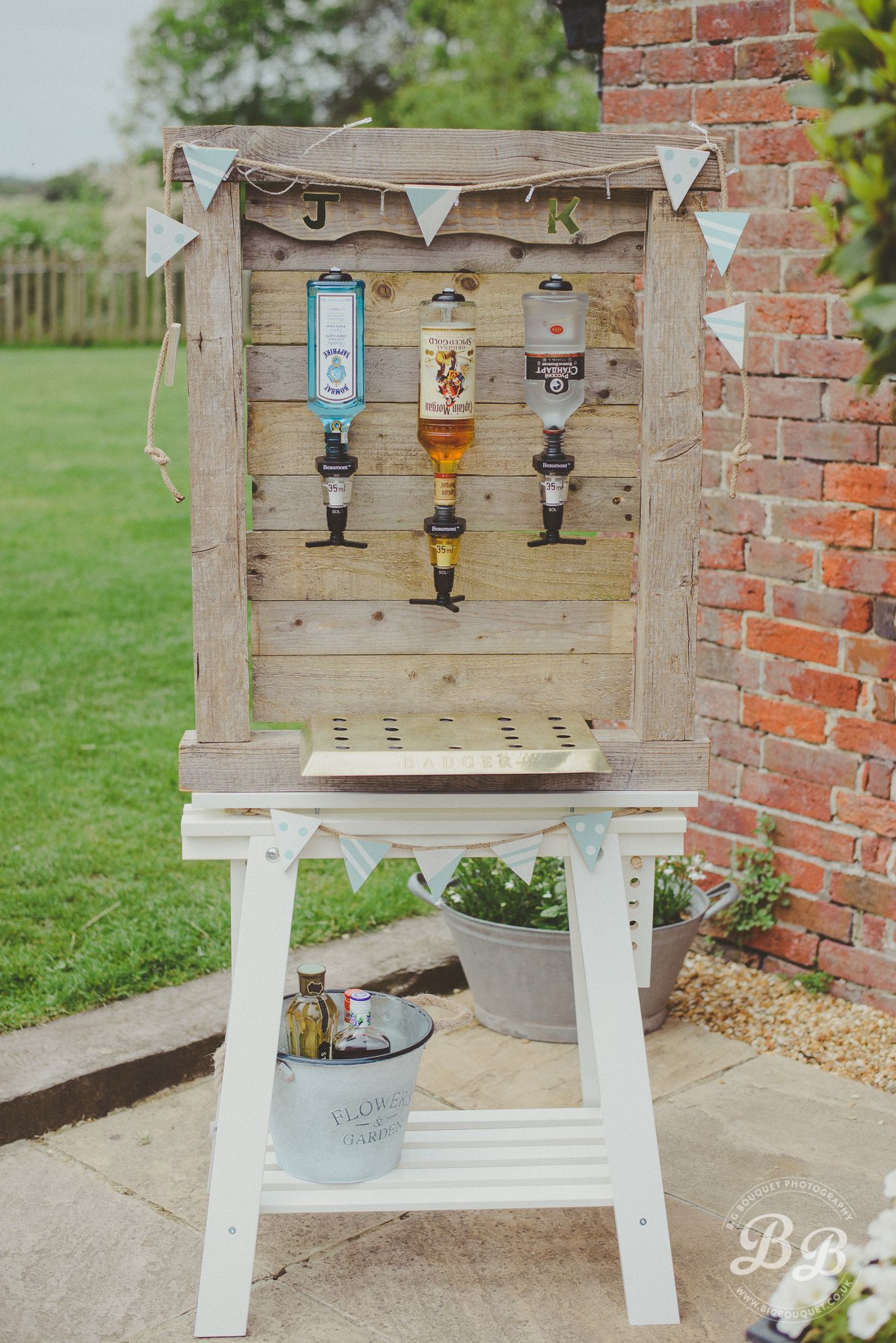 DIY Wedding Bar
 Homemade outdoor bar to keep your wedding guests watered