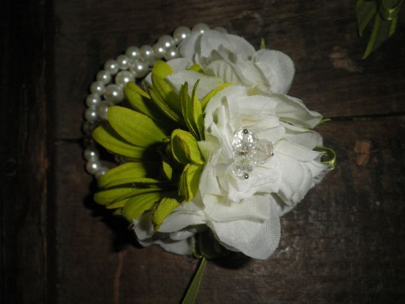 DIY Wedding Corsage
 My destination wedding DIY wrist corsages