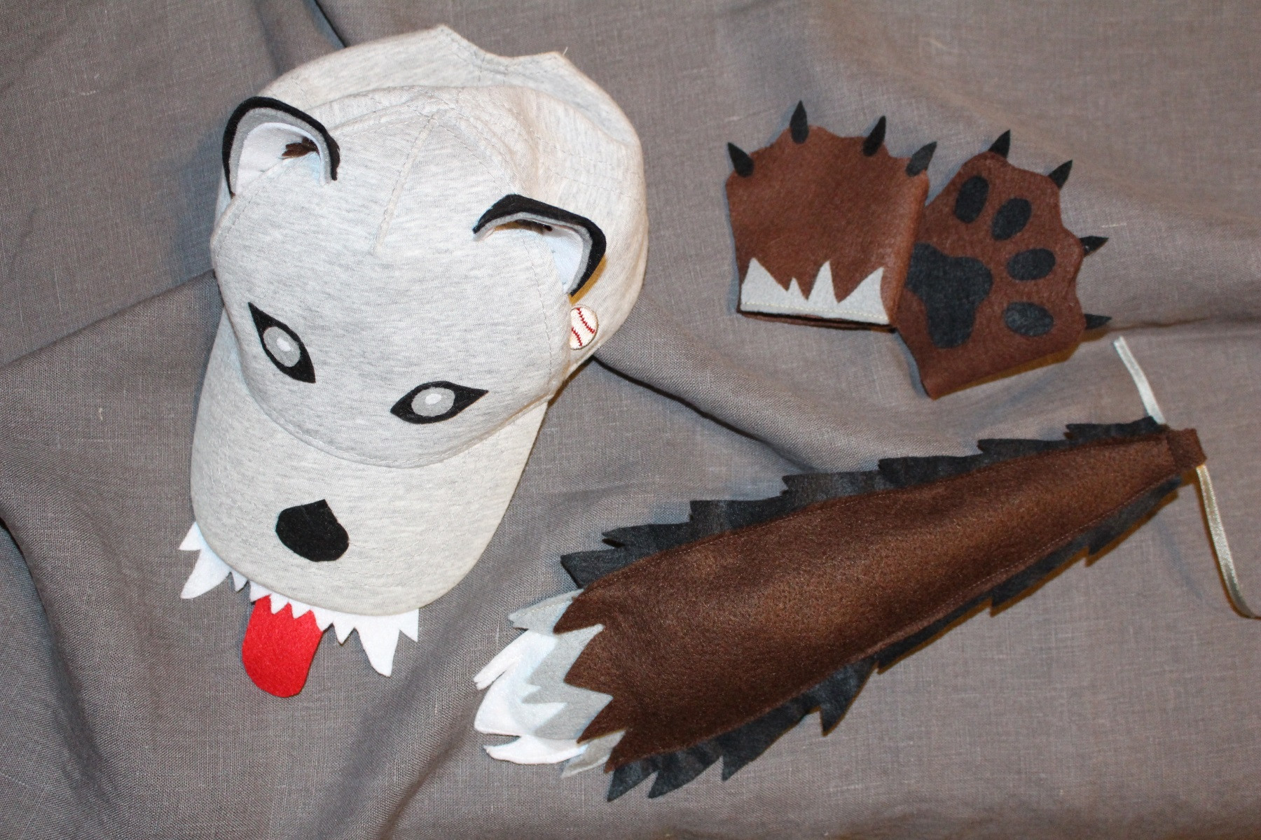 DIY Wolf Costume
 Wolf costume DIY – big and small