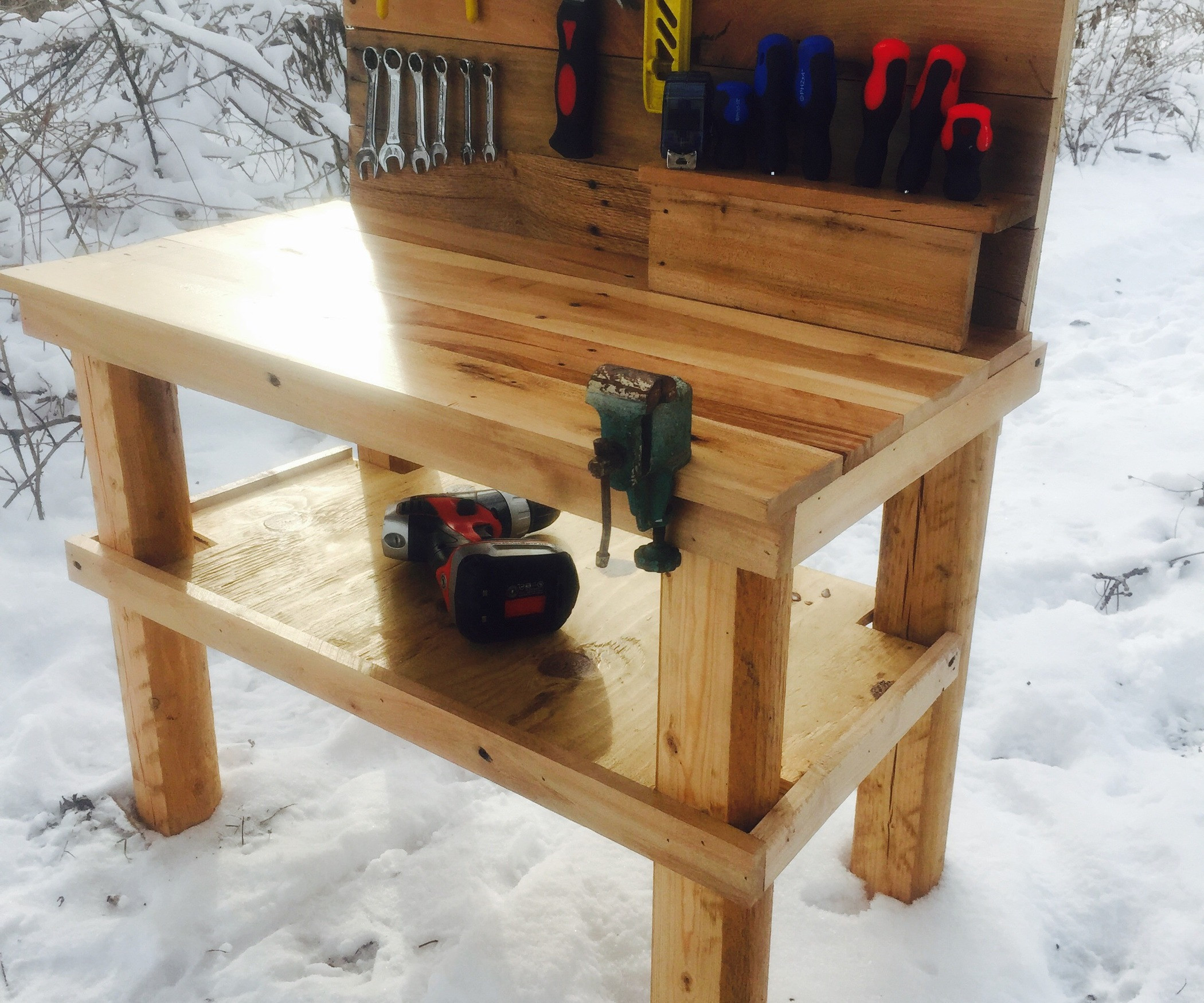 DIY Wood Bench
 DIY Pallet Wood Workbench – Chaostrophic