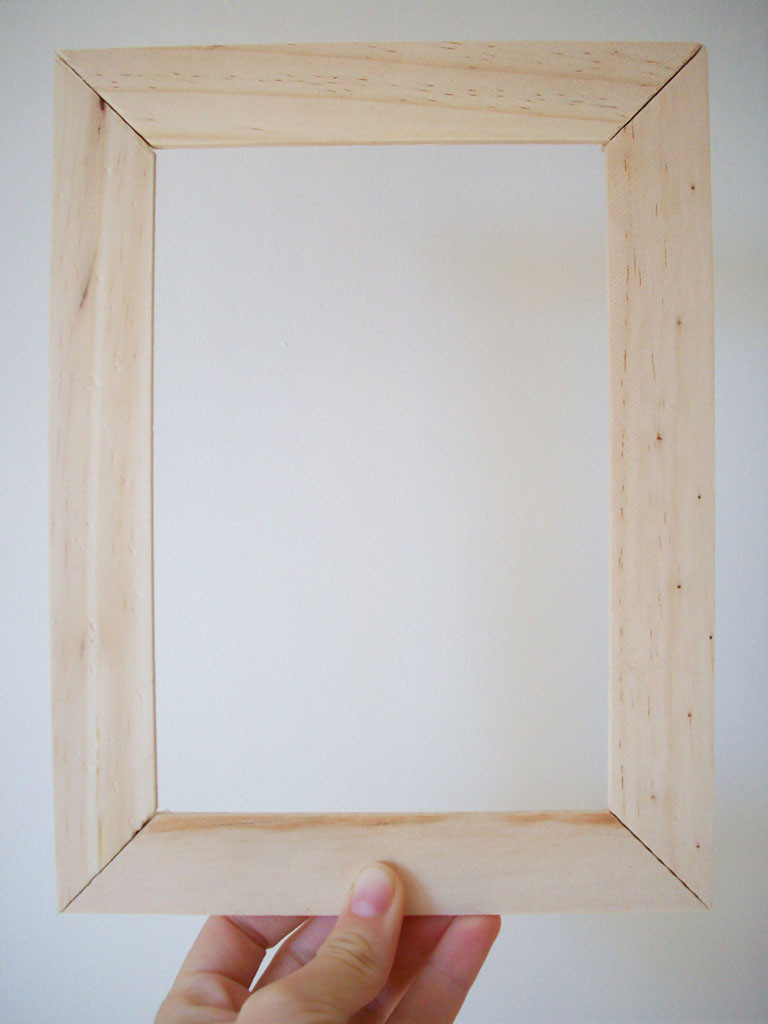 DIY Wood Frame
 26 DIY Picture Frame Ideas