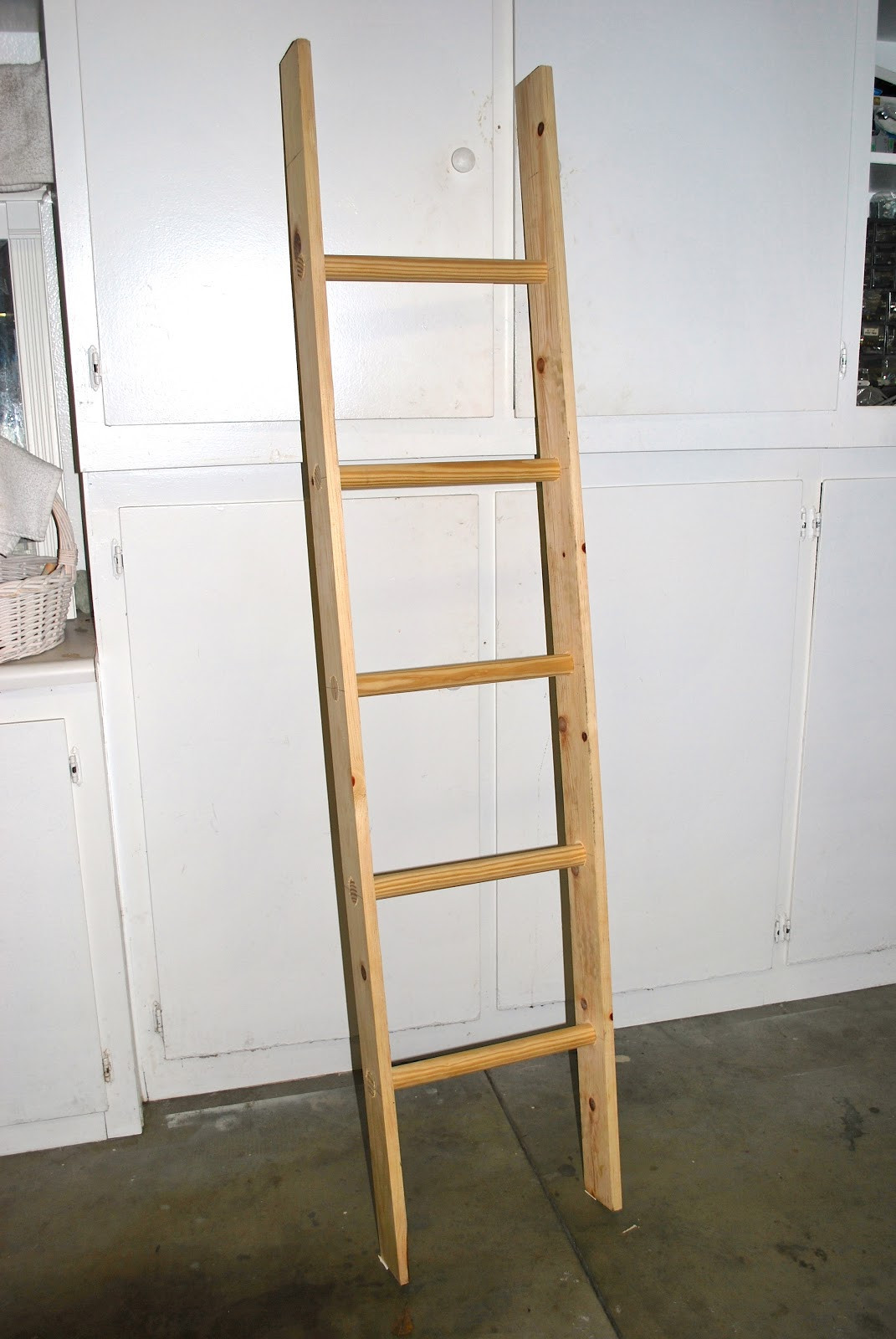 DIY Wood Ladder
 Saleena DIY Vintage Ladder Part 1
