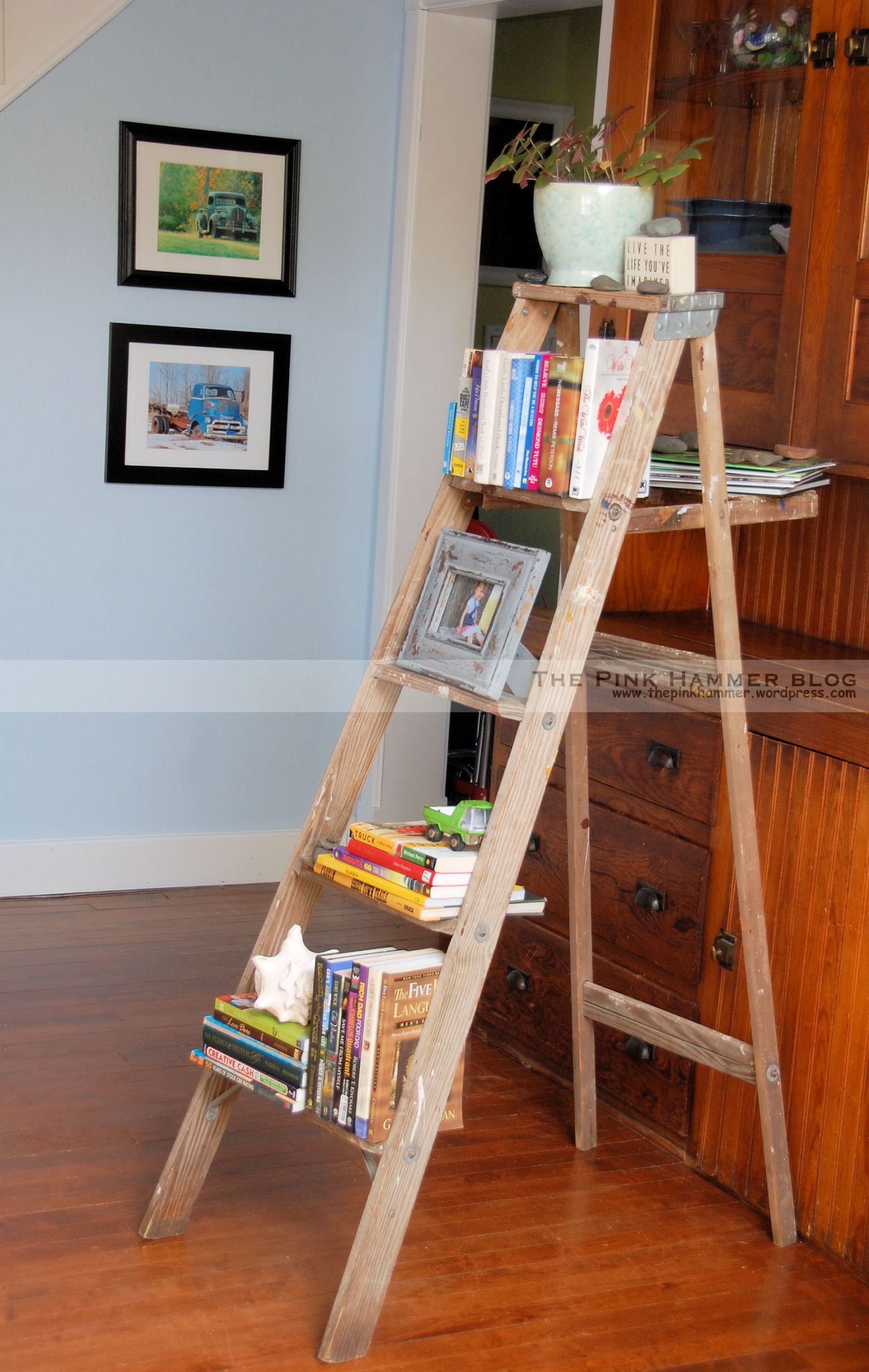 DIY Wood Ladder
 Upcycle Old Wood Ladder into bookshelf