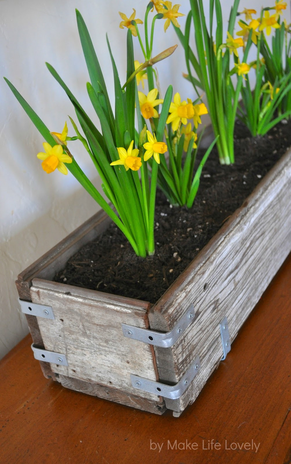 DIY Wood Planter Boxes
 DIY Rustic Wood Planter Box Make Life Lovely