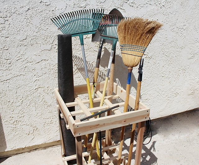 DIY Yard Tool Rack
 DIY Garden Tool Rack