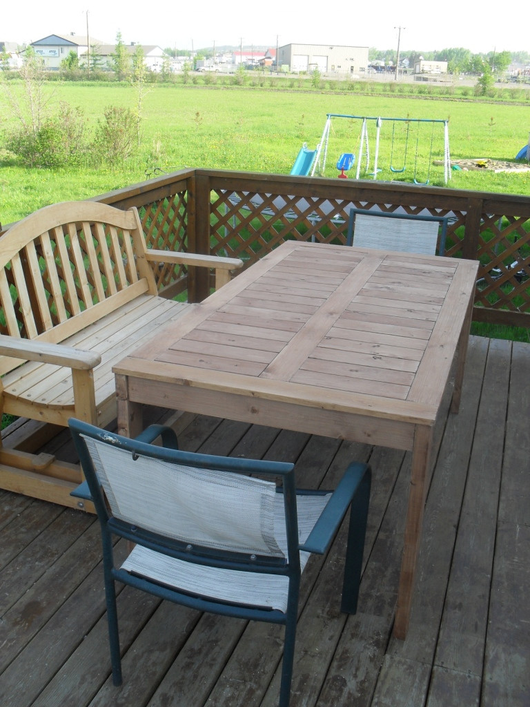 Easy DIY Outdoor Table
 Ana White