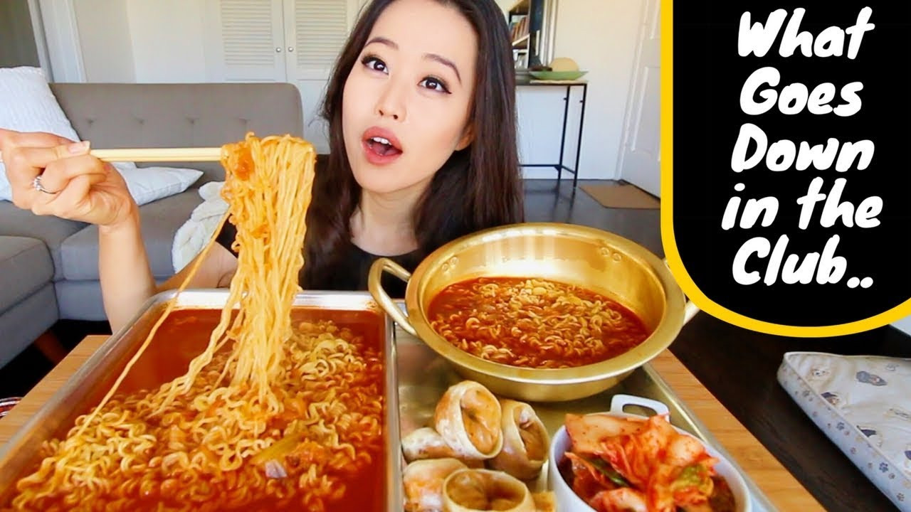 Eating Ramen Noodles
 KOREAN KIMCHI RAMEN NOODLES RAMEN DUMPLING MUKBANG