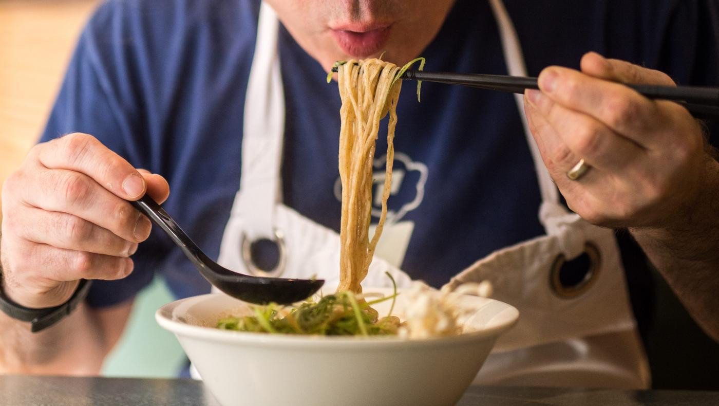 Eating Ramen Noodles
 How to eat ramen Very quickly — Quartz