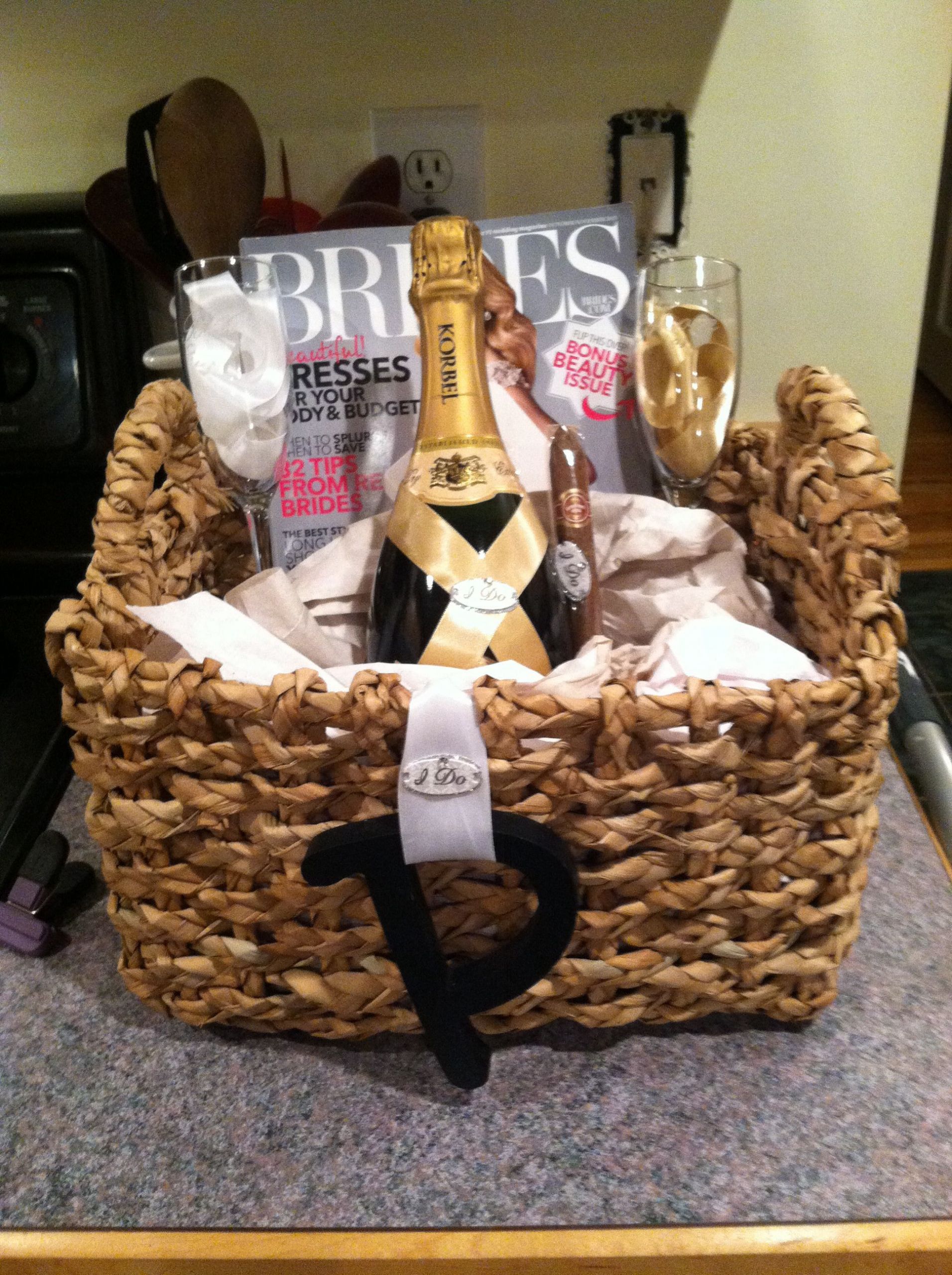 Gift Basket Ideas For Couple
 Engagement t