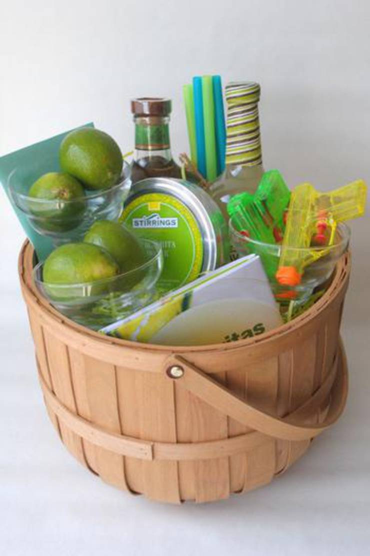 Gift Basket Items Ideas
 BEST Wedding Gift Baskets DIY Wedding Gift Basket Ideas