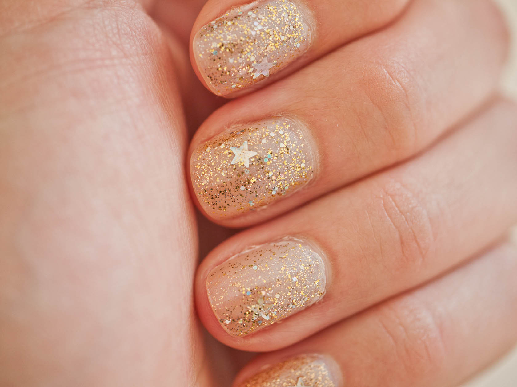 Glitter Gold Nails
 gold glitter