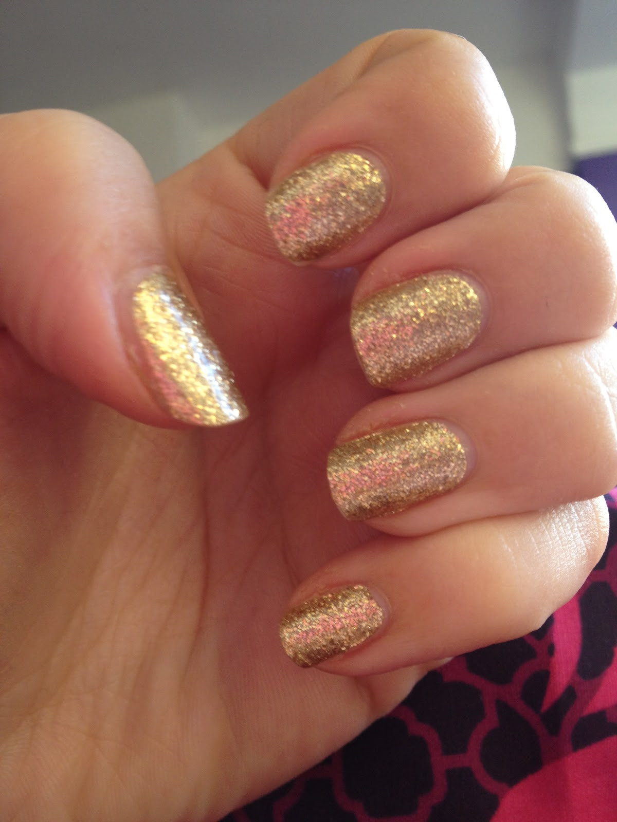 Glitter Gold Nails
 Sally Hansen gold glitter nail wraps