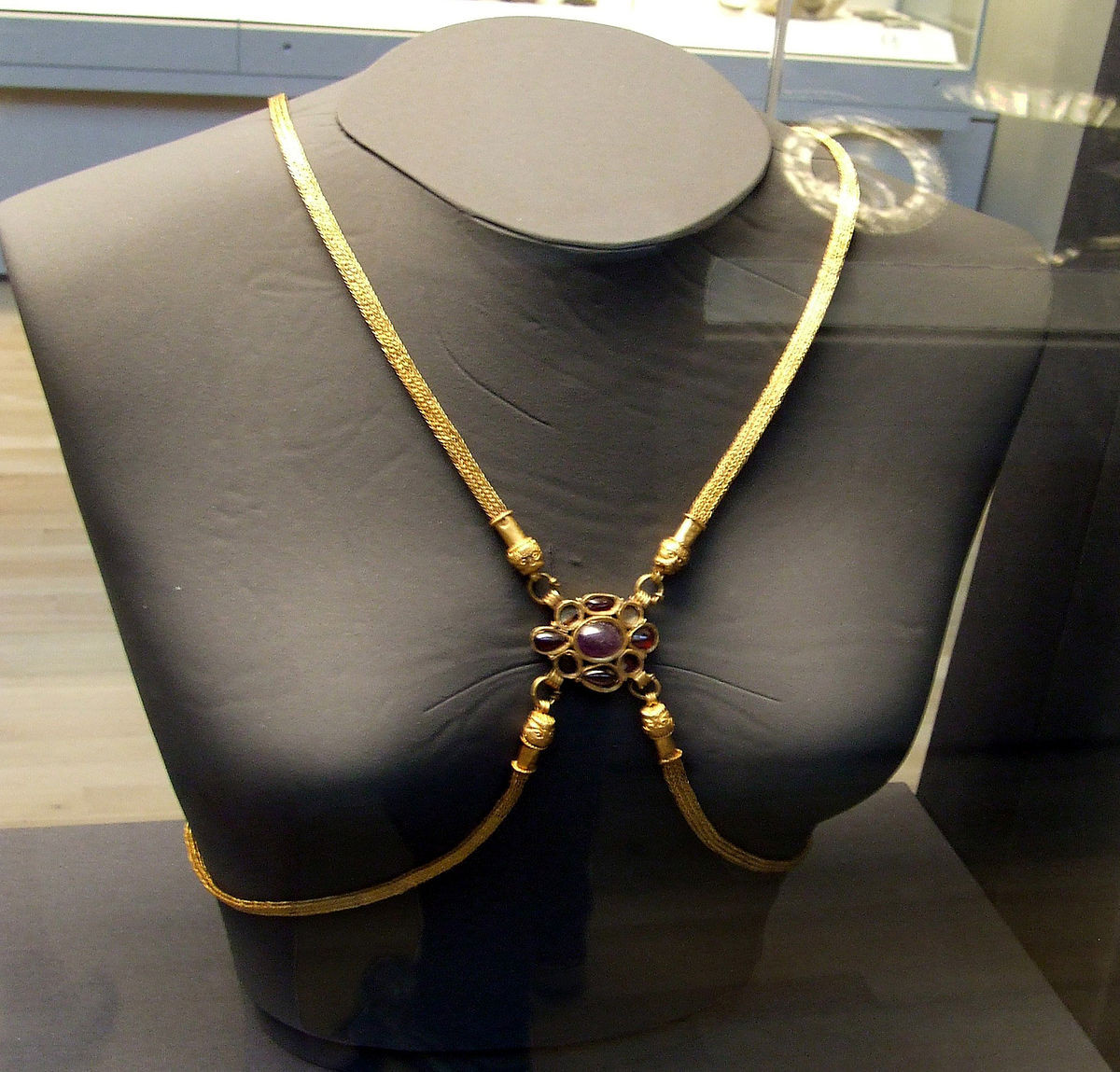 Gold Body Jewelry
 Jewellery chain