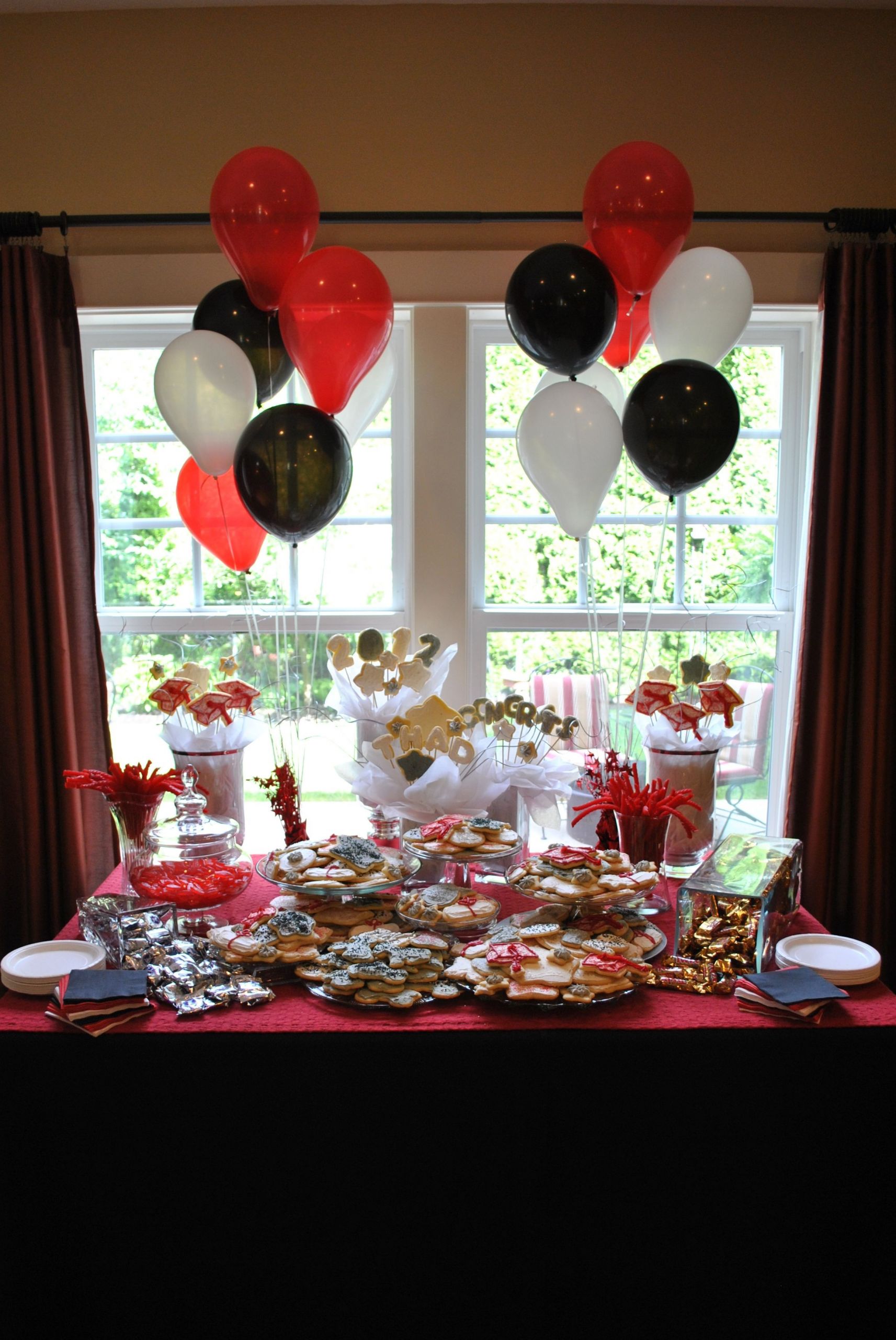 Graduation Party Picture Display Ideas
 Graduation party sugar cookie display