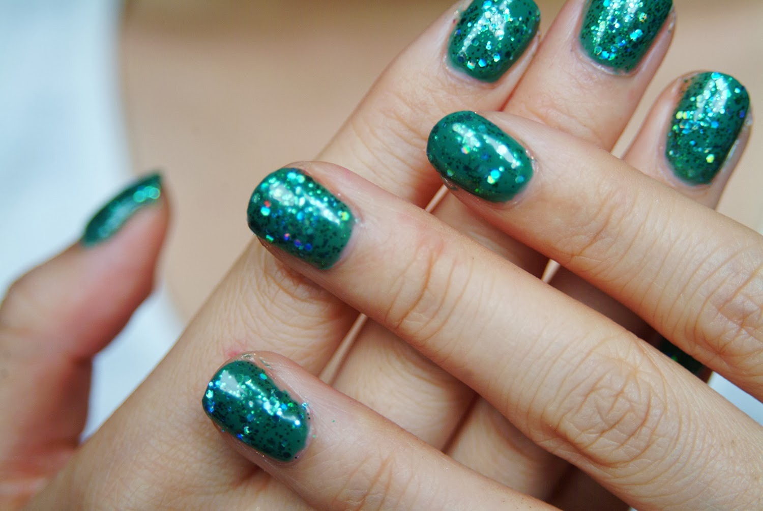 Green Glitter Nails
 fun size beauty All that glitters is green FASHION