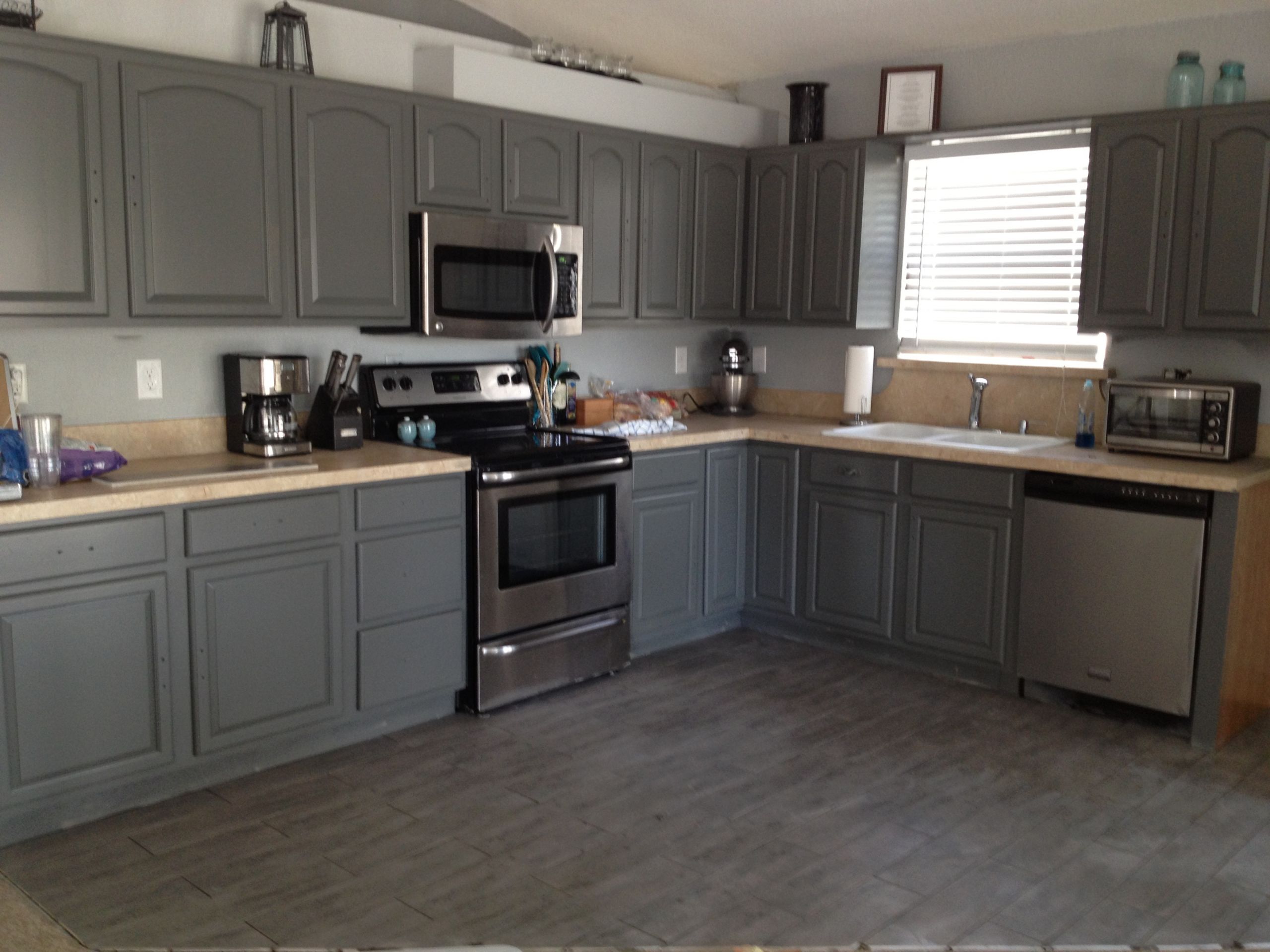 Grey Tile Kitchen
 gray kitchen