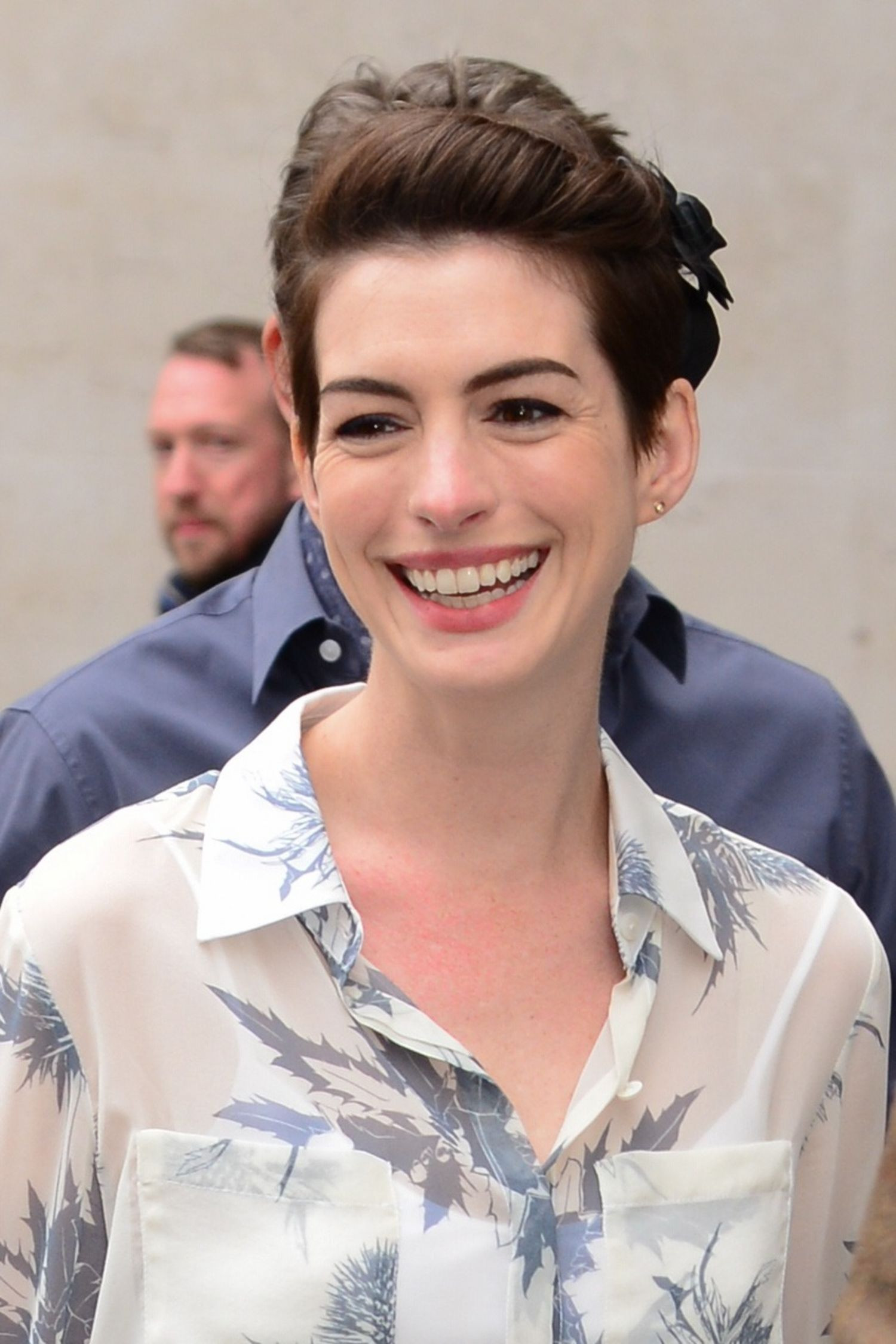 Hairstyles While Growing Out Short Hair
 Hairstyle Ideas How Anne Hathaway s Growing Out Her Pixie