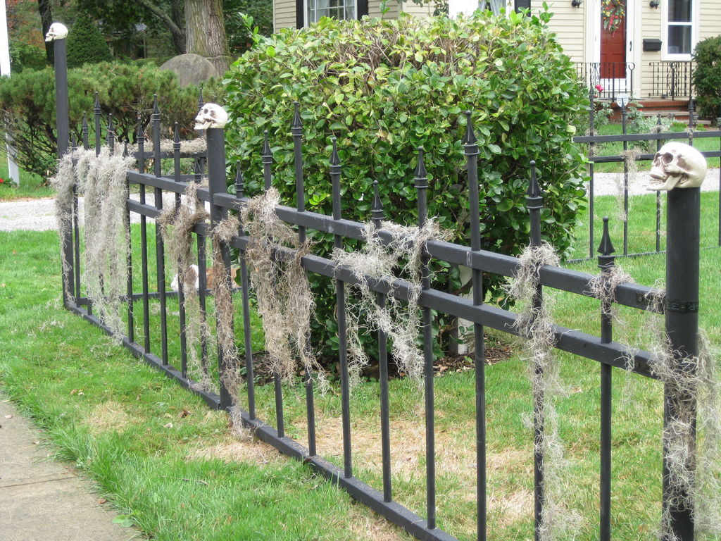 Halloween Cemetery Fence
 Halloween Cemetery Fence 15 Steps