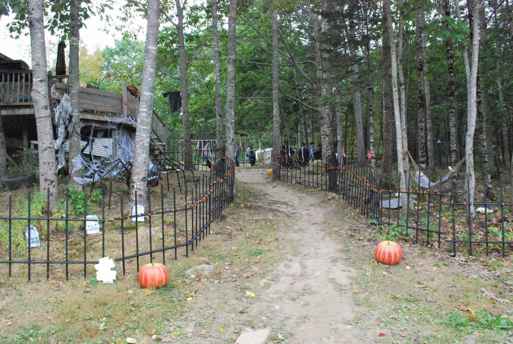 Halloween Cemetery Fence
 Halloween Cemetery Fence 9 Steps with