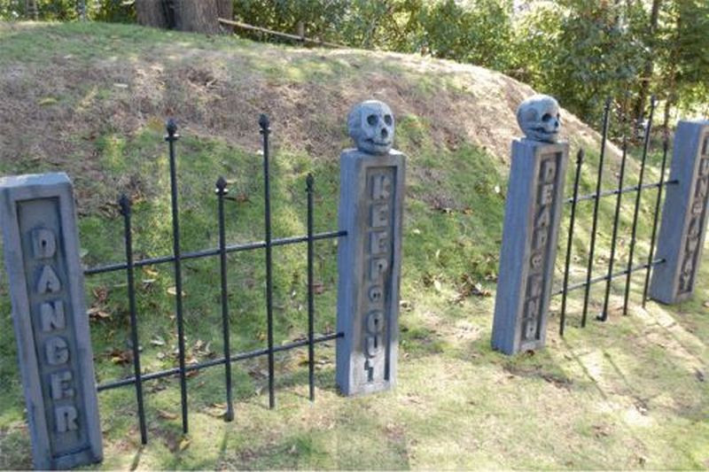 Halloween Cemetery Fence
 25 DIY Outdoor Halloween Decorations You can Make at Home