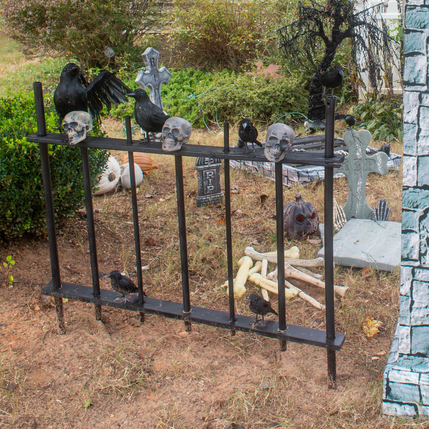 Halloween Cemetery Fence
 How to Make a DIY Halloween Cemetery Picket Fence
