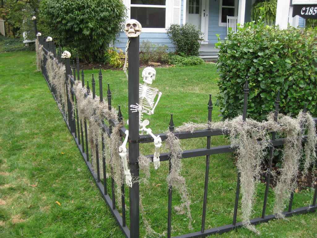 Halloween Cemetery Fence
 Halloween Cemetery Fence 15 Steps