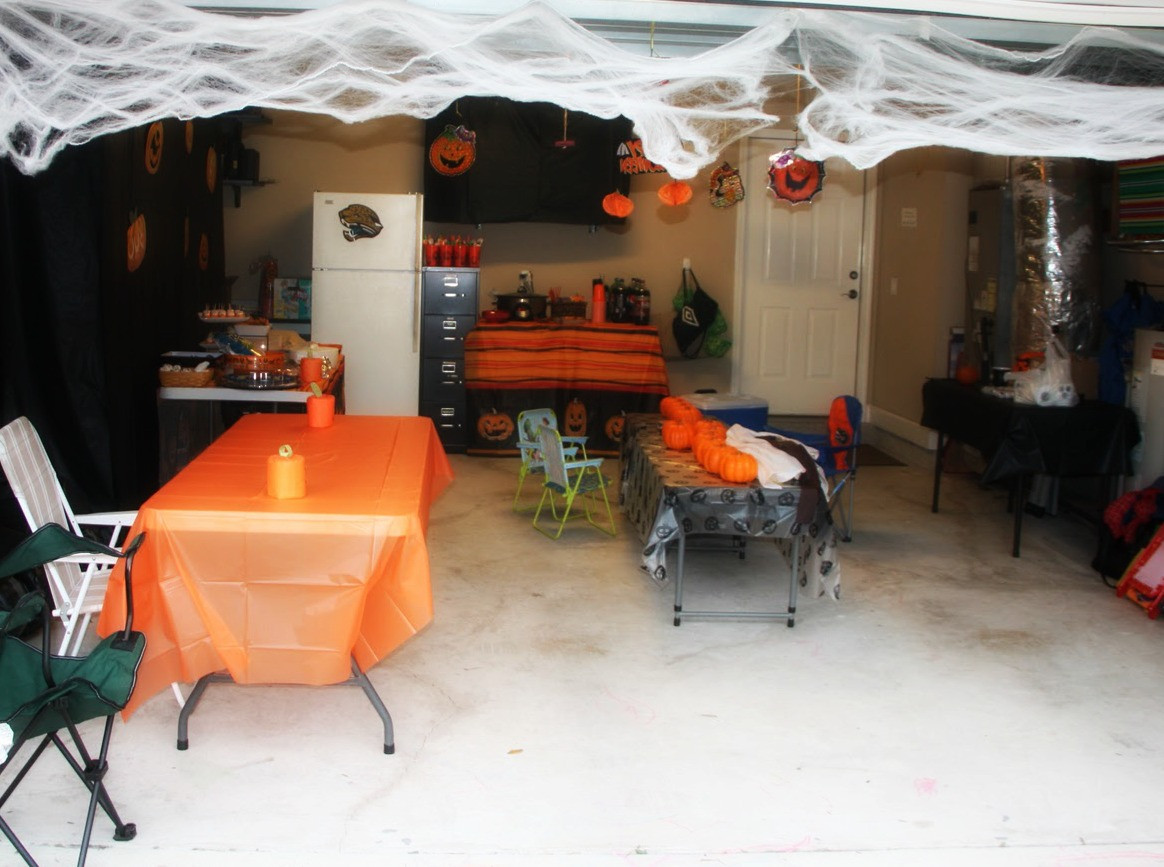 Halloween Garage Ideas
 How to Decorate Your Garage Door For Halloween