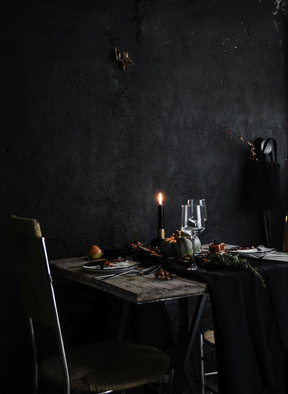 Halloween Table Settings
 Conjure up a Dramatic Halloween Table Setting