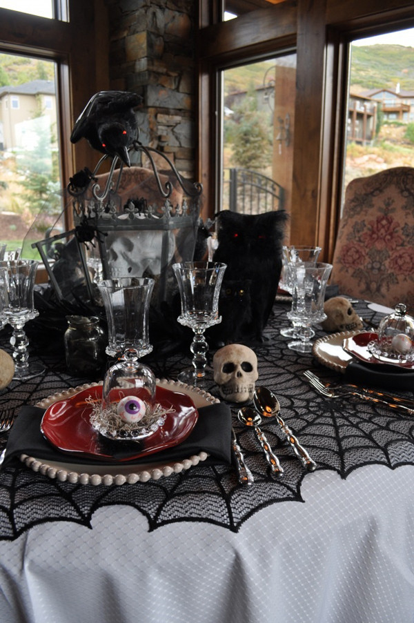 Halloween Table Ware
 30 Dramatic Halloween Table Decor Ideas