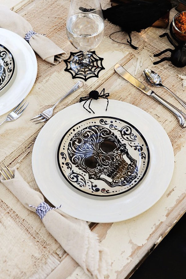 Halloween Table Ware
 20 Halloween Inspired Table Settings to Wow Your Dinner