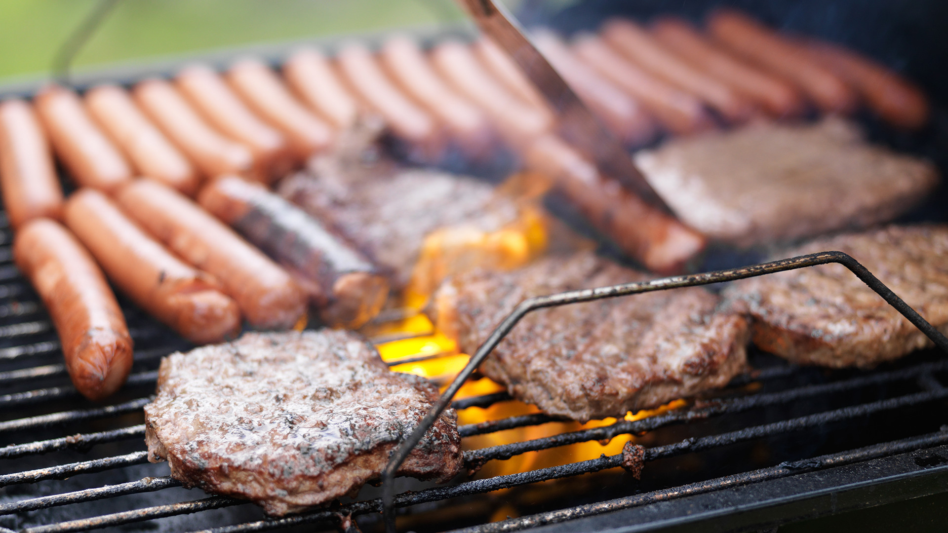 Hamburgers On The Grill
 Food poisoning 9 myths we all wrong TODAY