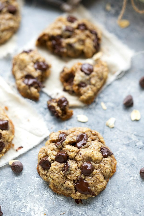 Healthy Chocolate Oatmeal Cookies
 The BEST healthy oatmeal chocolate chip cookies