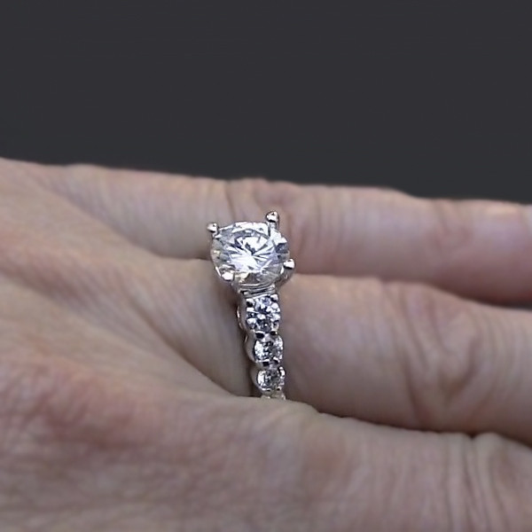 Huge Wedding Ring
 Wedding bos