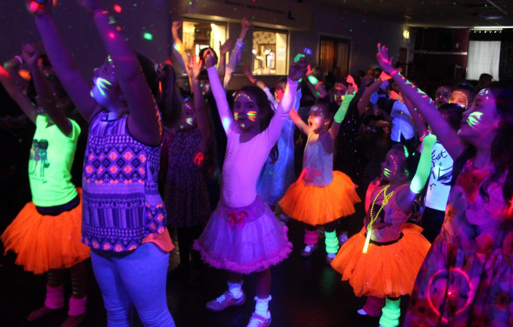 Kids Glow Party
 Neon glow party with lights and DJ entertainer Glow in