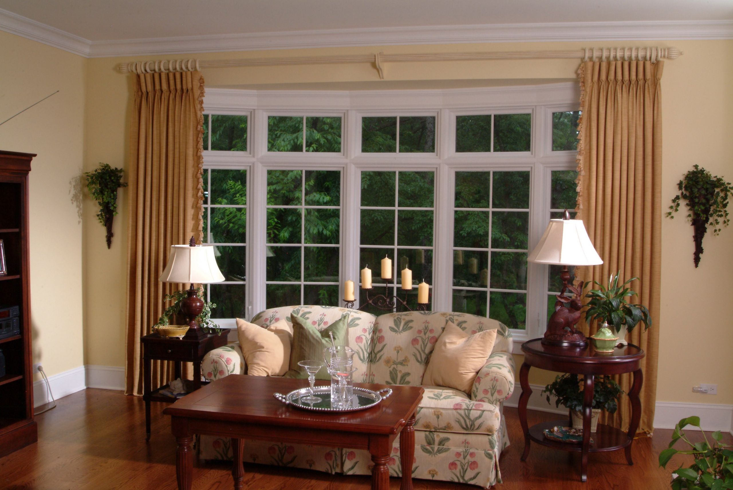 Living Room Curtain Rods
 Perfect Curtain Rods for Bay Windows – HomesFeed