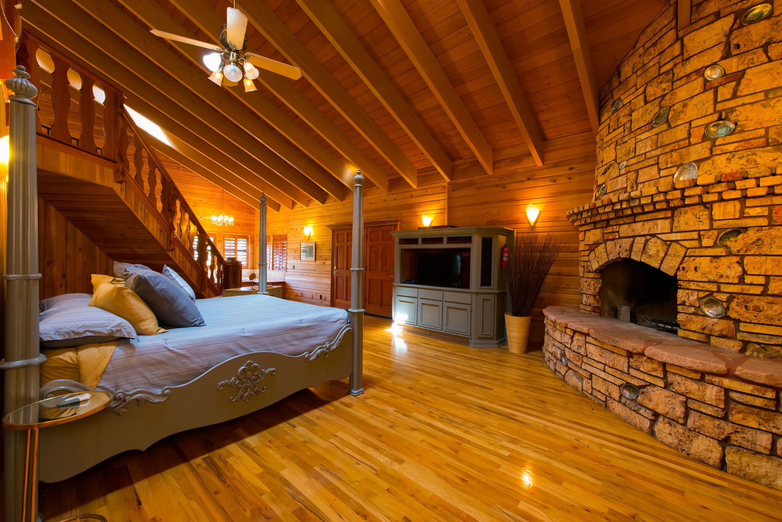 Loft Master Bedroom
 Master Bedroom – Alpine Castle