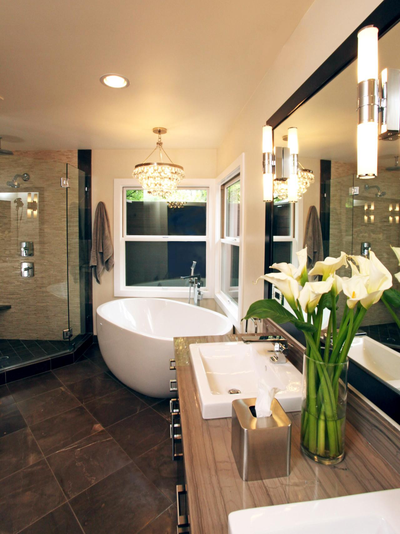 Luxury Bathroom Designs Gallery
 20 Luxurious Bathrooms with Elegant Chandelier Lighting
