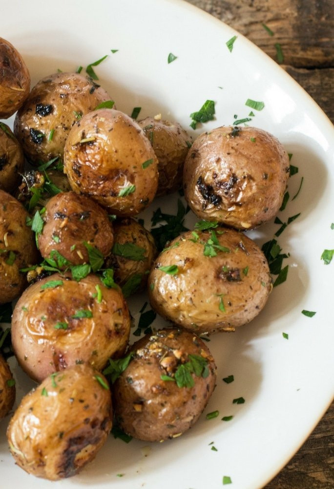 Make Ahead Roasted Potatoes For A Crowd
 herb garlic roasted red potatoes in 2020