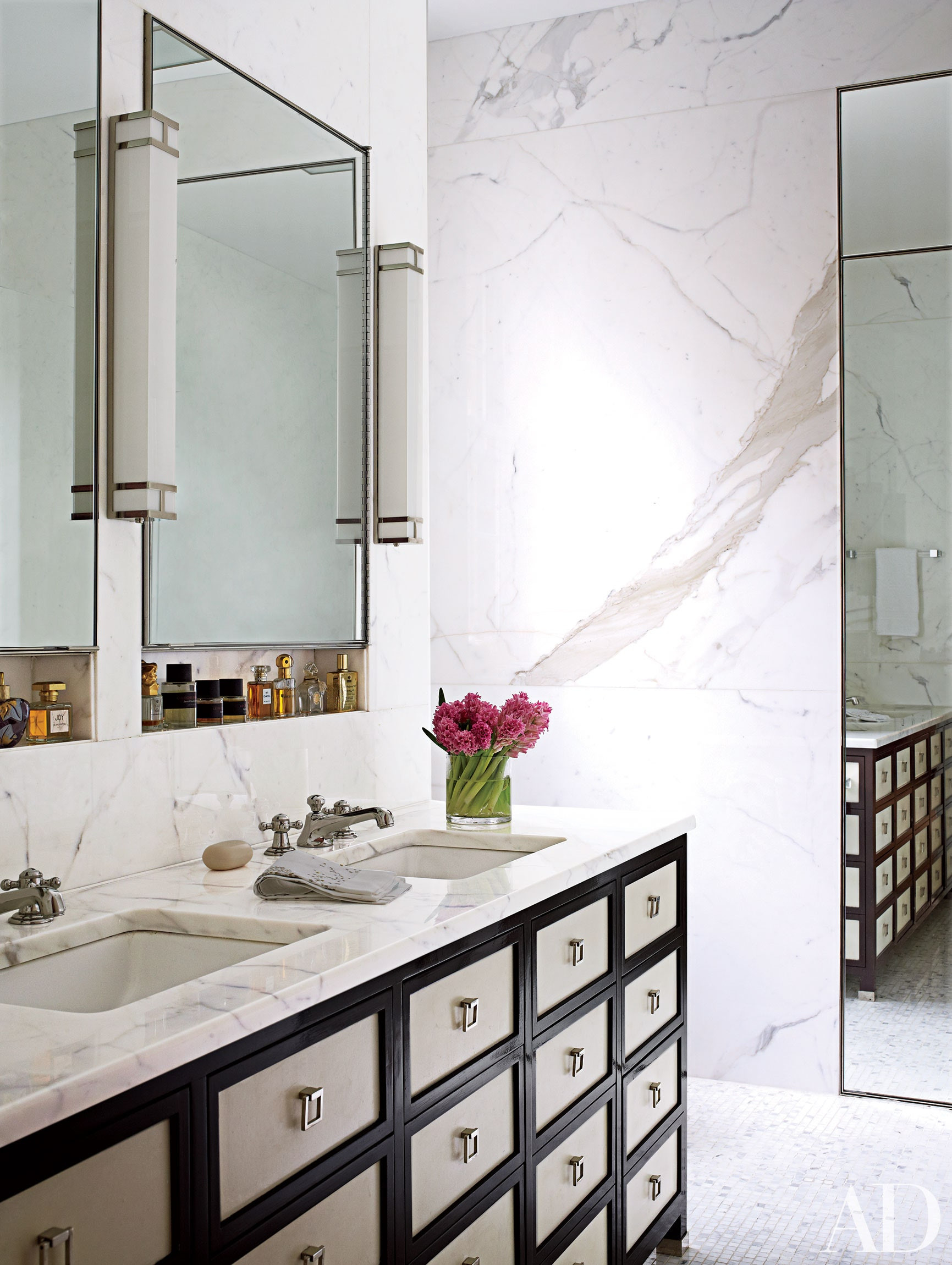 Marble Master Bathroom
 22 Baths Swathed in Graphic Marble s