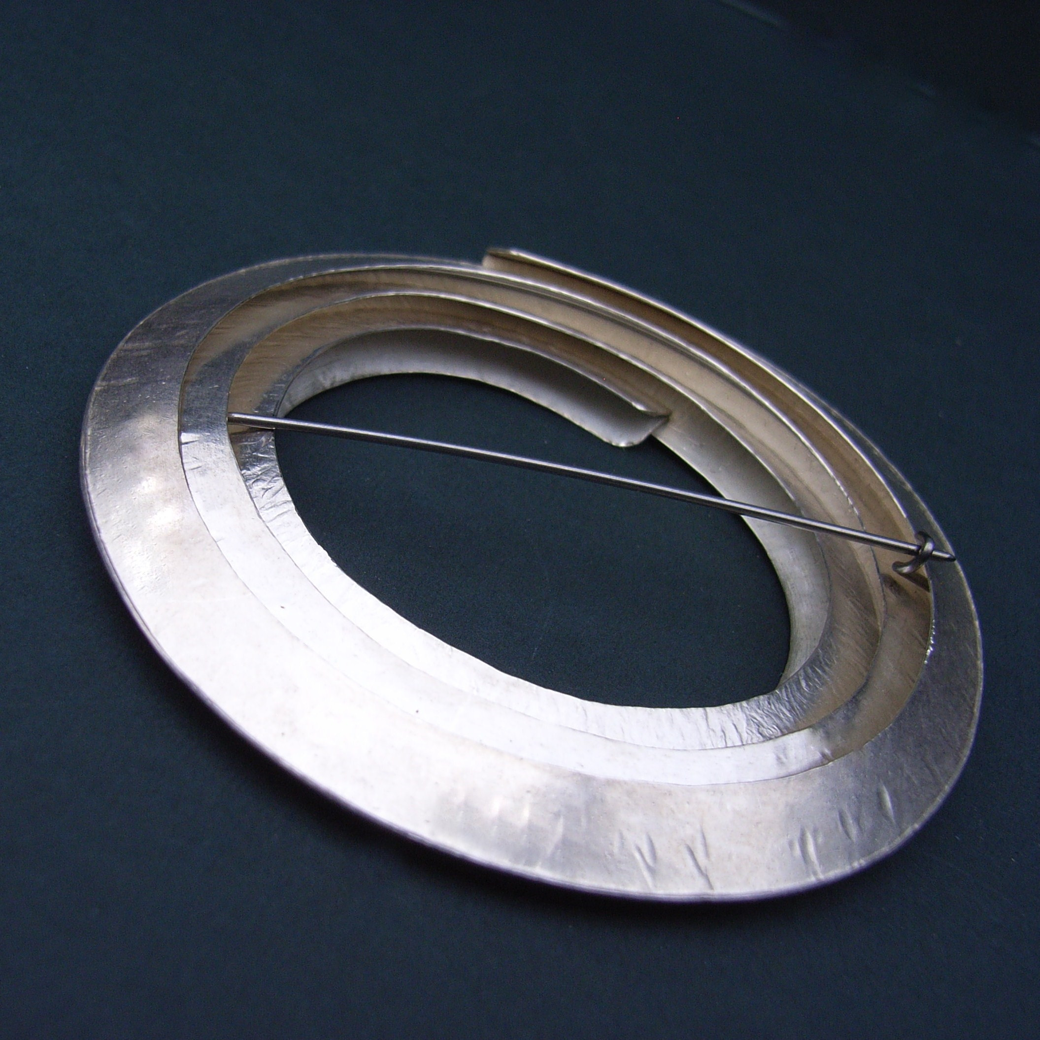 Metal Brooches
 Circle silver brooch