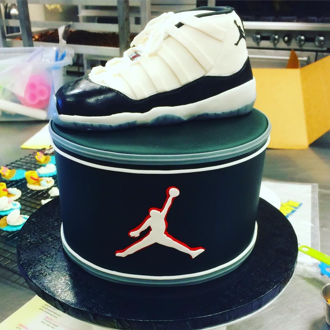 Michael Jordan Birthday Cake
 Michael Jordan fondant shoe cake