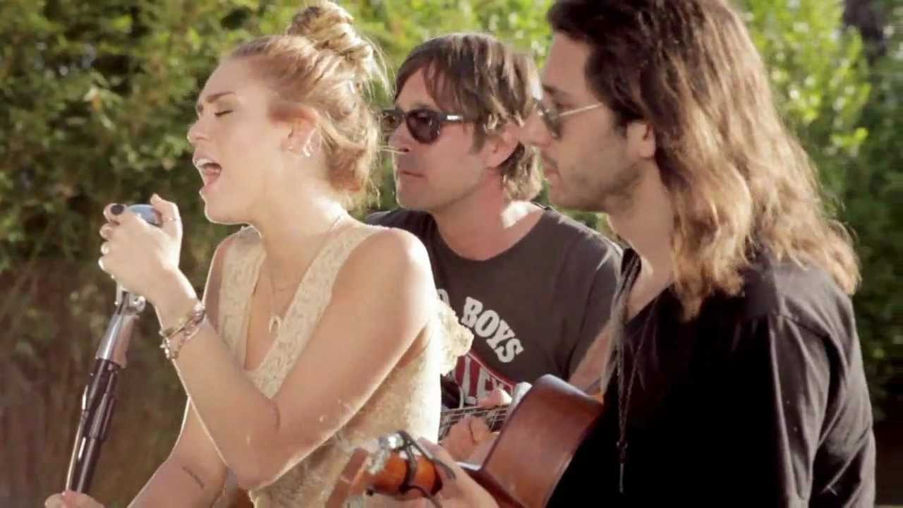 Miley Cyrus Backyard Sessions Album
 Miley Cyrus The Backyard Sessions Look What They ve