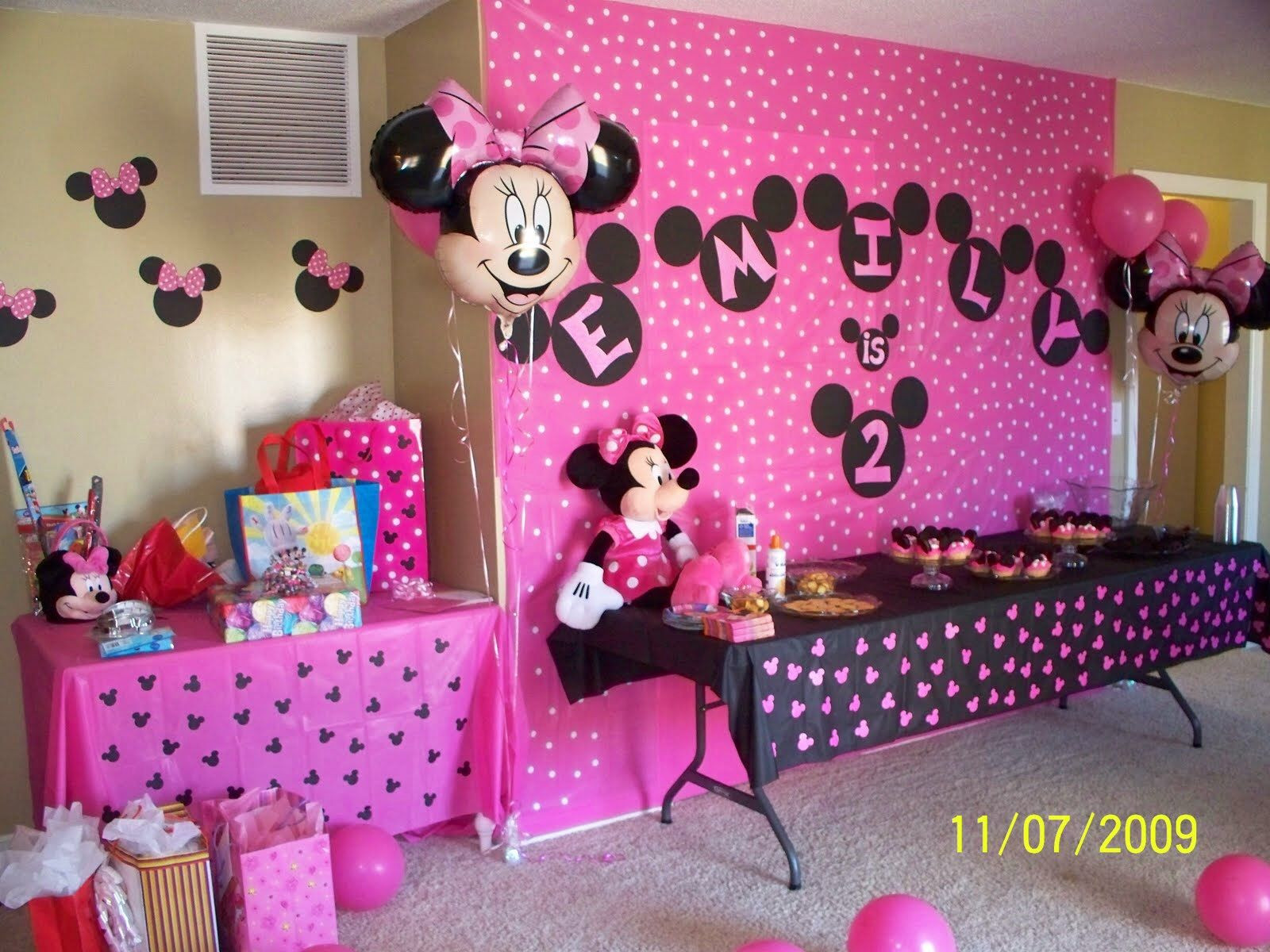 Minnie Mouse Birthday Party Decoration Ideas
 Homemade decorations