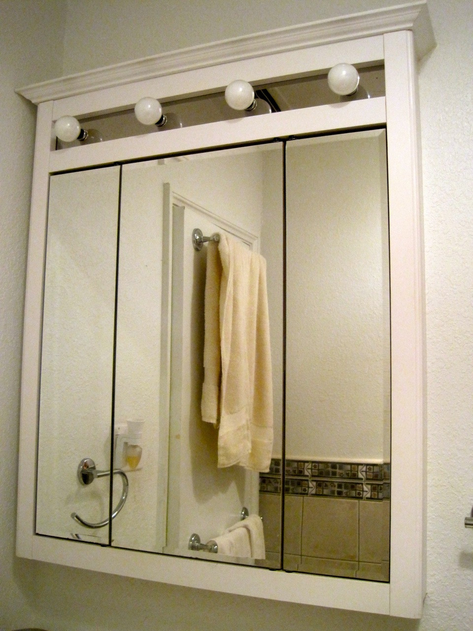 Mirrored Bathroom Medicine Cabinet
 In Wall Medicine Cabinet Ideas – HomesFeed