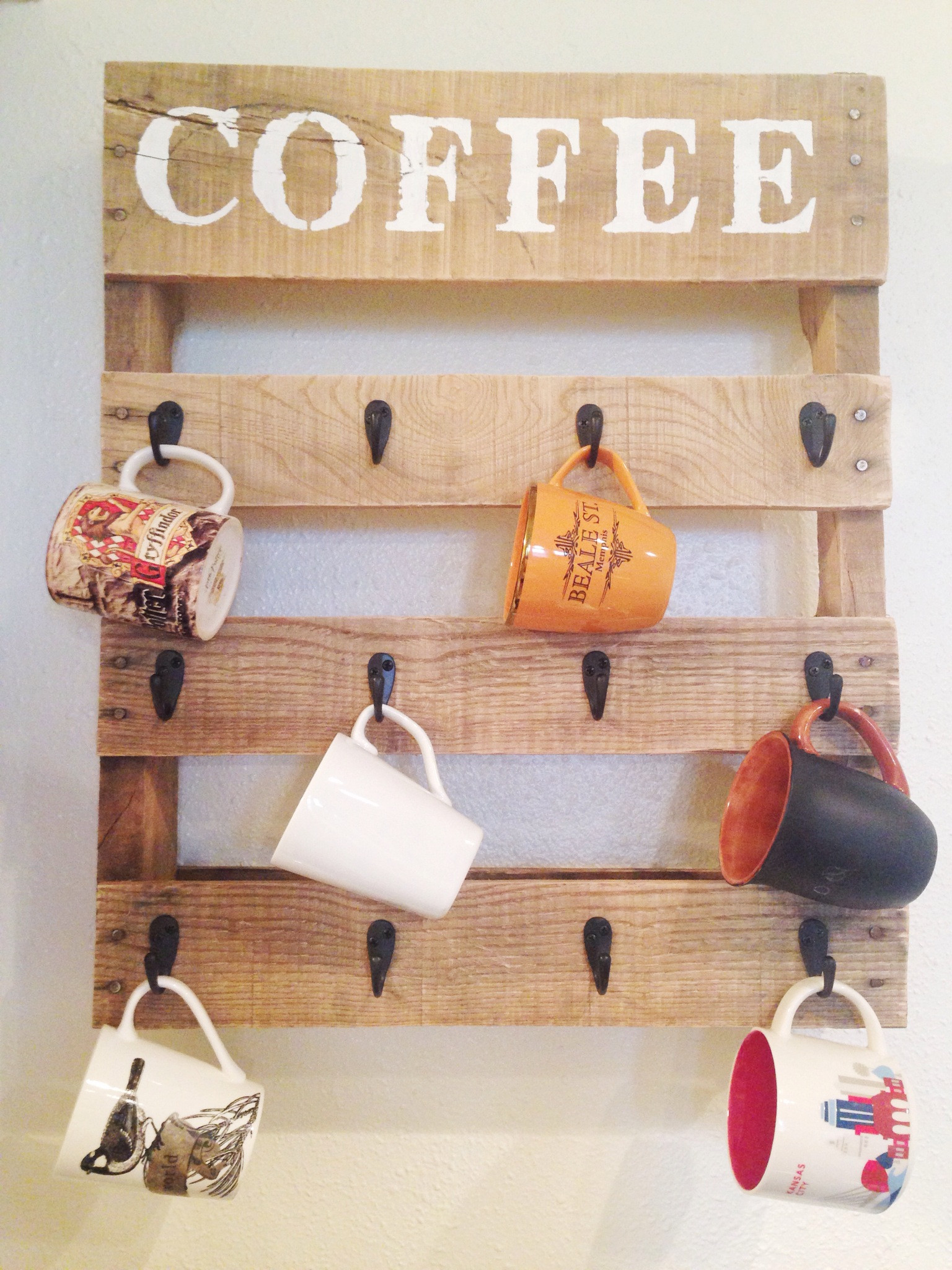 Mug Rack DIY
 DIY Pallet Coffee Cup Holder