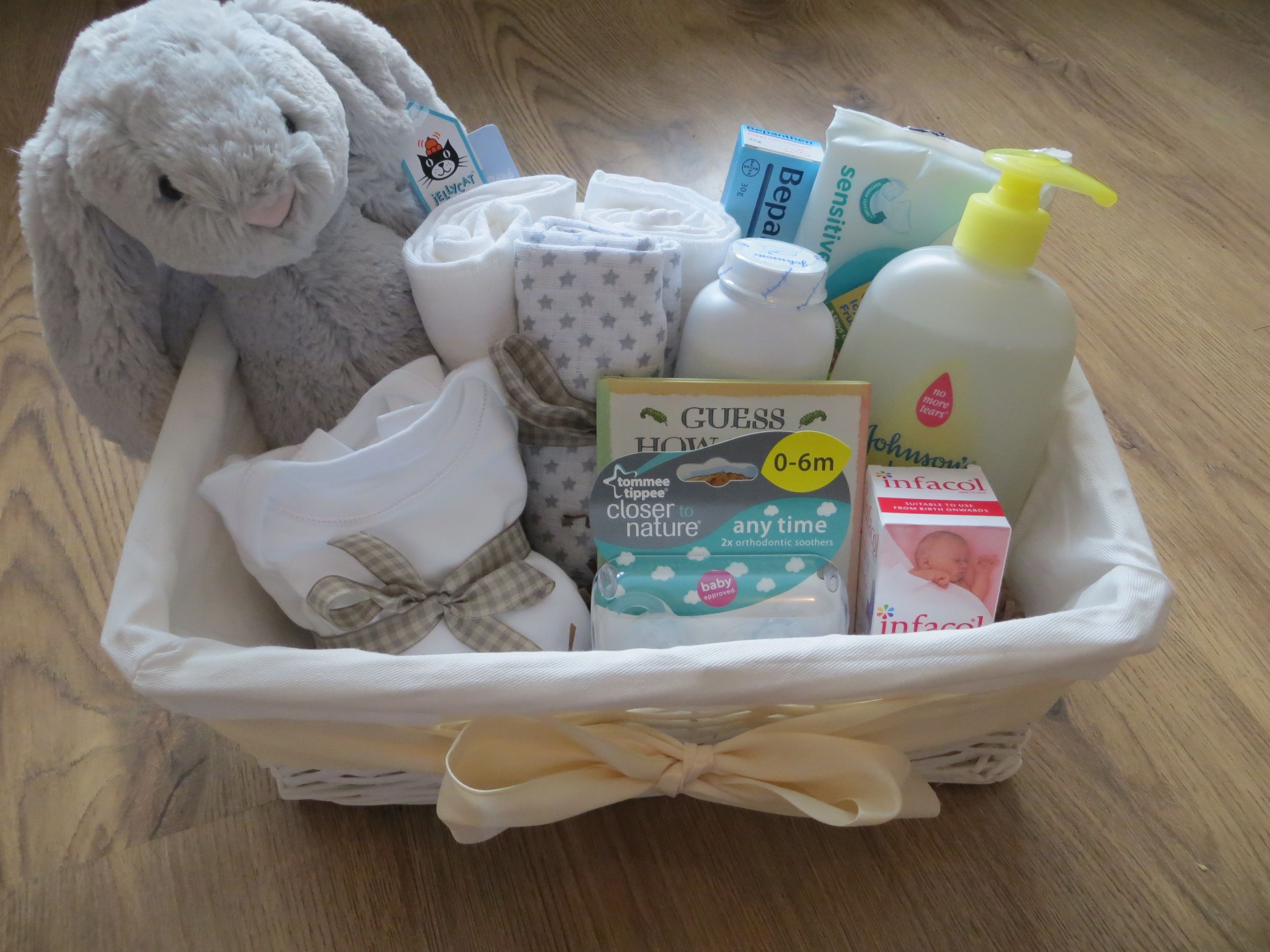 Neutral Baby Gift Ideas
 DIY gender neutral baby hamper