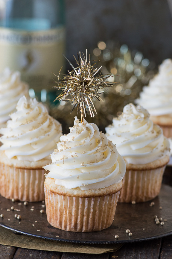 New Years Eve Cupcakes
 15 Silver and Gold Dessert Recipes to Make Your New Year