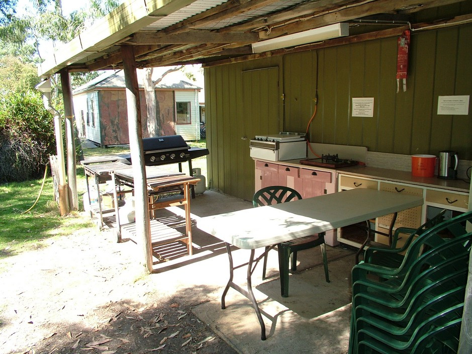 Outdoor Camp Kitchen
 Facilities at Grampians Paradise include Hot Showers