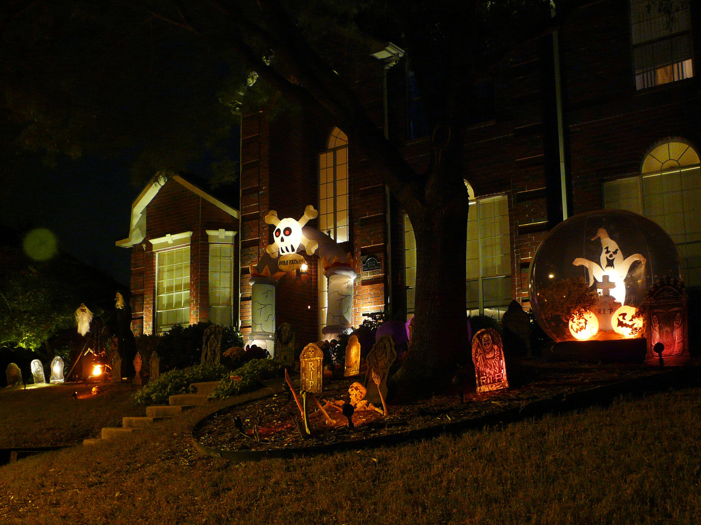 Outdoor Halloween Lights
 SPOOKY OUTDOOR DECORATIONS FOR THE HALLOWEEN NIGHT